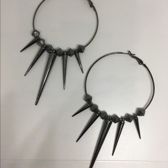 🐾 NWT Large Spiked and Studded Earrings - Picture 6 of 7